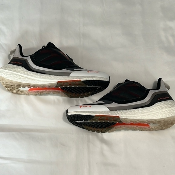 Adidas Ultraboost 22 Gore-Tex Men’s Running Shoe - Picture 2 of 9
